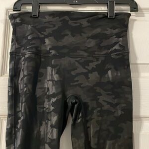 Spanx black glossy camp print leggings